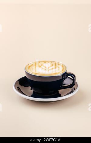 Italienischer Espresso-Kaffeegetränk mit erwärmter Milch Stockfoto