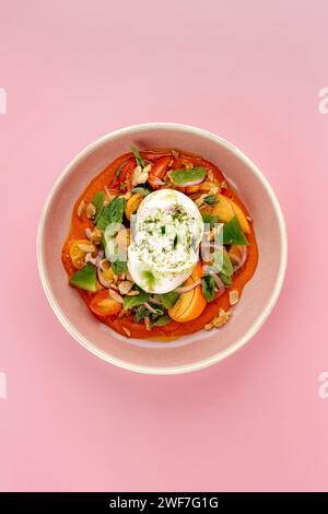 Buratta in einer Schüssel mit frischem Gemüse und Sauce Stockfoto