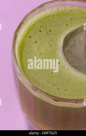 Matcha Latte Tasse mit Schneidepfad. Stockfoto