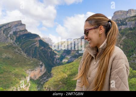 Frau mit Sonnenbrille und Zöpfen lächelt seitlich in Añisclo C. Stockfoto