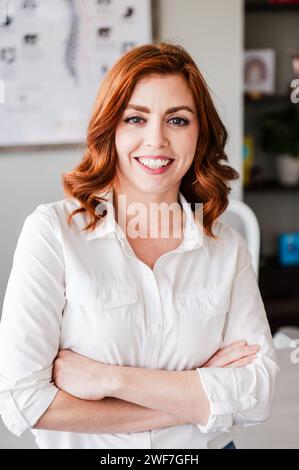 Gekreuzte Arme: Wellness-Nahaufnahme im schicken Büro. Stockfoto