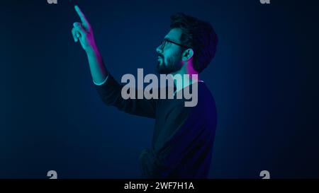Infografik-Hologramm-Bearbeitungsvorlage UV-Hintergrund Arabischer Mann High-Tech-Internettechniker denken Programmierer Codierung Touch Air Stockfoto
