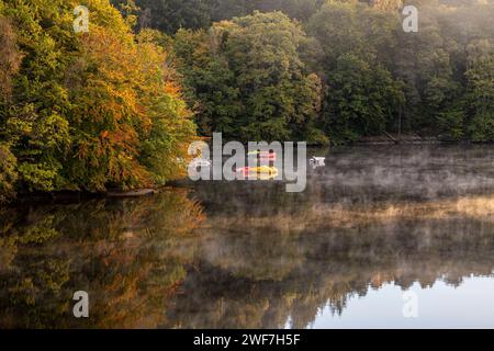 Tretboote in einer Bucht am Loch Faskally, Pitlochry Stockfoto