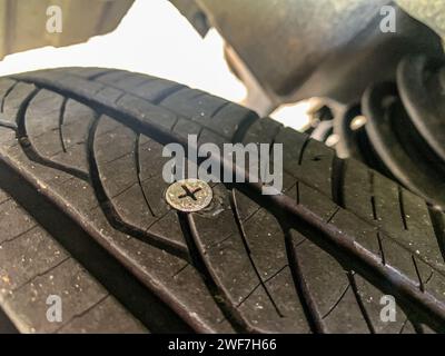 Schraube klemmt im Autoreifen Stockfoto