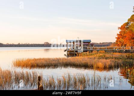 Ruhige Lage am See mit Dock auf der rechten und negativem Platz auf der linken Seite Stockfoto