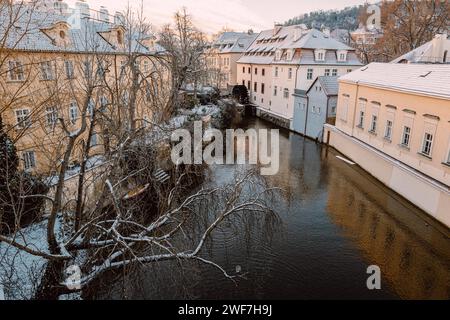 Kampa Insel in Prag, schneebedeckter Winter, Morgen, Blick auf den Kanal Stockfoto