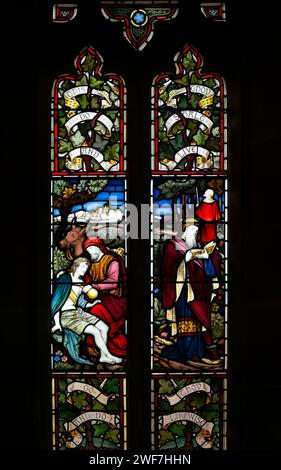 Kirche mit Buntglasfenstern von Saint Michael, Little Bedwyn, Wiltshire, England, Großbritannien - Good Samaritan 1876 Stockfoto