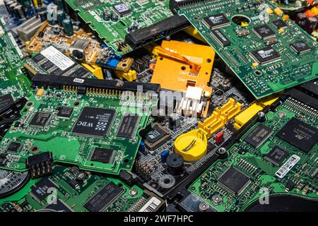 Opole, Polen - 08.07.2023 - Elektronikschrott, gebrauchte Leiterplatten (Leiterplatten), die für Recycling vorbereitet sind. Konzeptfoto von Öko, Sortieren und Entsorgung von Stockfoto