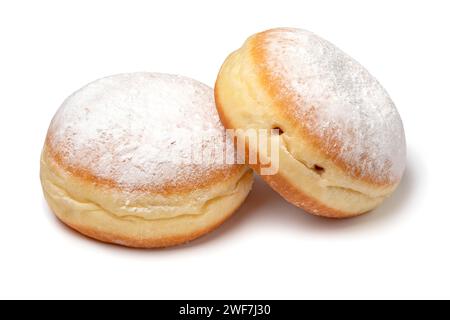 Paar frisch gebackene Berliner Donuts, bedeckt mit weißem Zucker, nah oben isoliert auf weißem Hintergrund Stockfoto