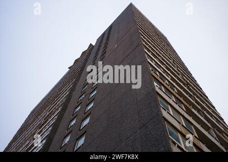 Mit Blick auf den 1960er-Jahre-Turmblock James Riley Point in Stratford, London, der in Zukunft renoviert werden soll Stockfoto