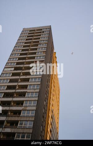 Mit Blick auf den 1960er-Jahre-Turm, James Riley Point in Stratford, London, mit Flugzeugen über dem Dach Stockfoto