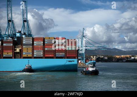 Versandcontainer werden von einem Schiff in Maersk entladen, Algeciras, Andalusien, Spanien Stockfoto