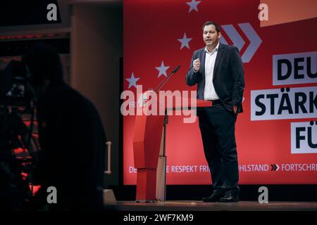 Lars Klingbeil, Bundesvorsitzende der SPD, aufgenommen im Rahmen der Europadelegiertenkonferenz der Sozialdemokratischen Partei Deutschlands in Berlin, 28.01.2024. Berlin Deutschland *** Lars Klingbeil, Bundesvorsitzender der SPD, aufgezeichnet auf der Europäischen Delegiertenkonferenz der Sozialdemokratischen Partei Deutschlands in Berlin, 28 01 2024 Berlin Deutschland Copyright: XFelixxZahnx Stockfoto