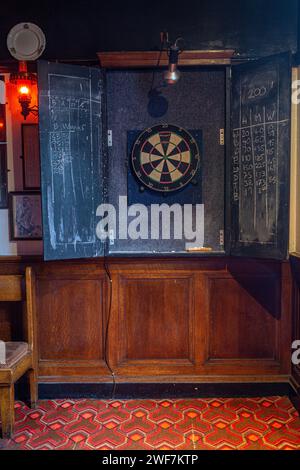 The Palm Tree Pub Dartboard Cabinet, London, UK Stockfoto