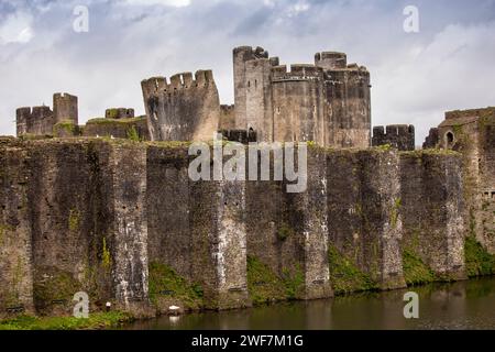 Wales, Glamorgan, Caerphilly, Castle, mit schiefem Turm Stockfoto