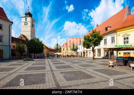 sibiu, rumänien - 25. juni 2017: Stadtbild des Platzes piata mica. Wunderschöne Stadtarchitektur mit Kirche in der Ferne an einem sonnigen Tag. Beliebte Reisen Stockfoto