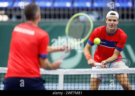 Adam Pavlasek und Jakub Mensik aus Tschechien während des Trainings vor dem Davis Cup-Qualifikationsspiel Tschechien gegen Israel in Vendryne Stockfoto