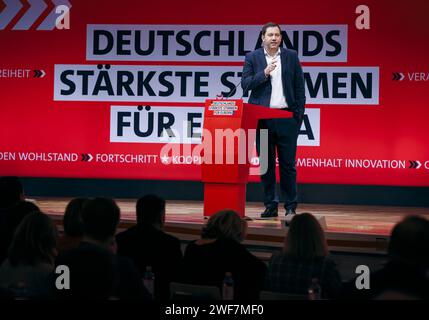 Lars Klingbeil, Bundesvorsitzende der SPD, aufgenommen im Rahmen der Europadelegiertenkonferenz der Sozialdemokratischen Partei Deutschlands in Berlin, 28.01.2024. Berlin Deutschland *** Lars Klingbeil, Bundesvorsitzender der SPD, aufgezeichnet auf der Europäischen Delegiertenkonferenz der Sozialdemokratischen Partei Deutschlands in Berlin, 28 01 2024 Berlin Deutschland Copyright: XFelixxZahnx Stockfoto