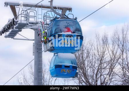 Bansko, Bulgarien - 21. Dezember 2021: Winterresort mit zwei Skiliftgondelkabinen aus nächster Nähe Stockfoto