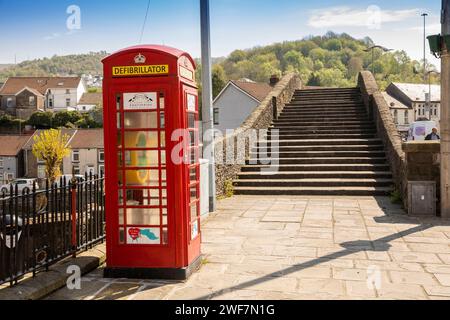 Wales, Glamorgan, Pontypridd, redundantes K6 Telefon bx an der alten Brücke über den Fluss Taff, einst der längste Steinbogen der Welt Stockfoto