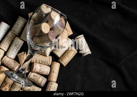 Ein Stapel Weinkorken in einem Glas auf schwarzem Hintergrund Stockfoto