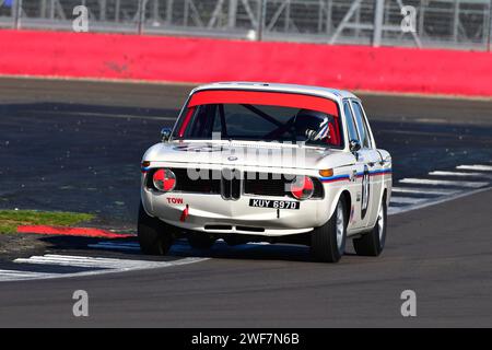 Harry Barton, BMW 1800Ti, HSCC Historic Touring Car Championship mit Ecurie Classic, HSCC Silverstone Finals, mehrere Klassifizierungen kombiniert Stockfoto