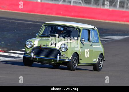 Giles Page, Austin Mini Cooper S, HSCC Historic Touring Car Championship mit Ecurie Classic, HSCC Silverstone Finals, mehrere Klassifizierungen Stockfoto