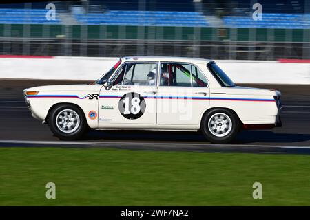 Harry Barton, BMW 1800Ti, HSCC Historic Touring Car Championship mit Ecurie Classic, HSCC Silverstone Finals, mehrere Klassifizierungen kombiniert Stockfoto