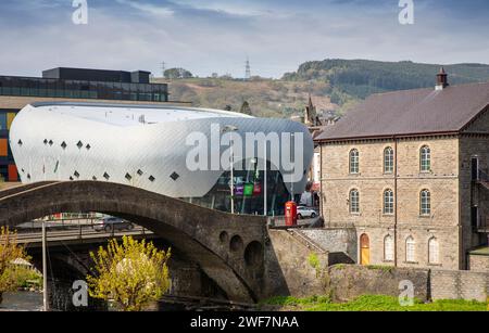 Wales, Glamorgan, Pontypridd, alte Brücke über den Fluss Taff und modernes Bibliotheksgebäude Stockfoto