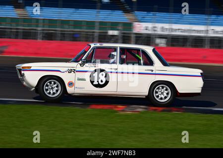 Harry Barton, BMW 1800Ti, HSCC Historic Touring Car Championship mit Ecurie Classic, HSCC Silverstone Finals, mehrere Klassifizierungen kombiniert Stockfoto