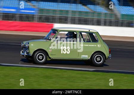 Giles Page, Austin Mini Cooper S, HSCC Historic Touring Car Championship mit Ecurie Classic, HSCC Silverstone Finals, mehrere Klassifizierungen Stockfoto