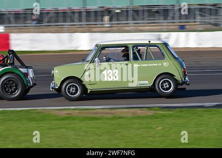 Giles Page, Austin Mini Cooper S, HSCC Historic Touring Car Championship mit Ecurie Classic, HSCC Silverstone Finals, mehrere Klassifizierungen Stockfoto