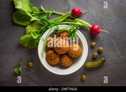 Beliebte Nahost-Küche - Falafil mit grünem Salat. Authentischer arabischer Snack Falafel-Teig. Stockfoto