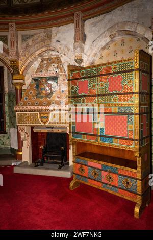 Wales, Glamorgan, Tongwynlais, Castell Coch, Lady Butes Schlafzimmer, Kamin und William Burges Schrank Stockfoto