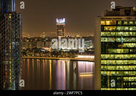 Doha, Katar - 4. Januar 2024: Schöner Sonnenuntergang aus der Luft auf die westliche Bucht von Doha Dafna. Banyan Tree im Hintergrund Stockfoto