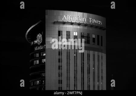 Doha, Katar - 10. Januar 2024: Monochrome Alfardan Towers in Qatar West Bay Area. Verglaster Wolkenkratzer in Doha Downtown, Mittlerer Osten. Urbane Szene. Stockfoto