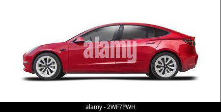 Tesla Model 3 mit roter Seitenansicht auf weißem Hintergrund Stockfoto