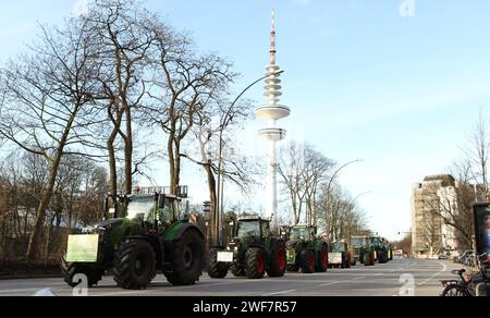 Protest von Landwirten gegen die Politik der Berliner Ampelregierung. Mit hunderten Traktoren fahren die Bauern in die Innenstadt von Hamburg. Dort fand vor dem Bahnhof Dammtor eine Kundgebung statt. Rotherbaum Hamburg *** Bauern protestieren gegen die Politik der Berliner Ampelregierung die Bauern fuhren Hunderte von Traktoren in die Hamburger Innenstadt, wo vor dem Dammtor-Bahnhof Rotherbaum Hamburg eine Kundgebung stattfand Stockfoto