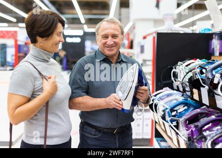 Ältere Männer und ältere Frauen entscheiden sich für Eisen im Geschäft Stockfoto