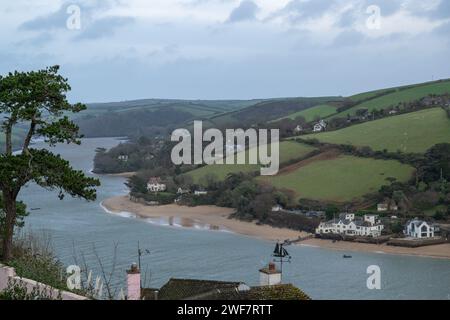 Blick entlang der Salcombe Mündung in Richtung Salcombe Stadt vom öffentlichen Fußweg, der parallel zur Cliff Road verläuft, bei Ebbe an einem ruhigen Wintertag. Stockfoto