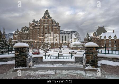 Banff, Alberta, Kanada - 20. Januar 2023: Außenansicht des Historic Fairmount Banff Springs Hotel im Winter Stockfoto