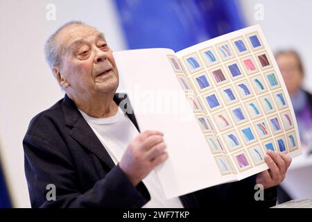 Künstler Günther Uecker 93 gibt Einblicke in seine Arbeit an den neuen Kirchenfenstern für den Schweriner Dom im Düsseldorfer Goethe-Museum. Den Arbeitsprozess und besondere Ausstellungsstücke dazu präsentiert das Goethe-Museum Düsseldorf in seiner Sonderausstellung Lichtbogen. Düsseldorf, 24.01.2024 NRW Deutschland *** der Künstler Günther Uecker 93 gibt Einblicke in seine Arbeit an den neuen Kirchenfenstern für den Schweriner Dom im Goethe-Museum Düsseldorf das Goethe-Museum Düsseldorf präsentiert den Arbeitsprozess und die Sonderausstellungen in seiner Sonderausstellung Lichtbogen Düsseldorf, 24 01 20 Stockfoto