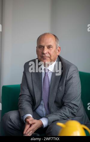 PRODUKTION - 29. Januar 2024, Hessen, Wiesbaden: Der hessische Innenminister Roman Poseck (CDU) spricht während eines Interviews in Wiesbaden auf dem "Grünen Sofa" in der DPA-Redaktion. Foto: Helmut Fricke/dpa Stockfoto