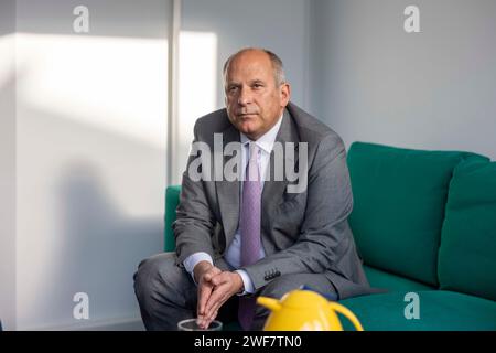 PRODUKTION - 29. Januar 2024, Hessen, Wiesbaden: Der hessische Innenminister Roman Poseck (CDU) spricht während eines Interviews in Wiesbaden auf dem "Grünen Sofa" in der DPA-Redaktion. Foto: Helmut Fricke/dpa Stockfoto