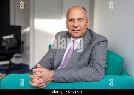 PRODUKTION - 29. Januar 2024, Hessen, Wiesbaden: Der hessische Innenminister Roman Poseck (CDU) spricht während eines Interviews in Wiesbaden auf dem "Grünen Sofa" in der DPA-Redaktion. Foto: Helmut Fricke/dpa Stockfoto