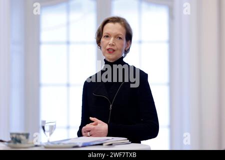 Kuratorin Dr. Barbara Steingießer gibt Einblicke in die Arbeit von Künstler Günther Uecker an den neuen Kirchenfenstern für den Schweriner Dom im Düsseldorfer Goethe-Museum. Den Arbeitsprozess und besondere Ausstellungsstücke dazu präsentiert das Goethe-Museum Düsseldorf in seiner Sonderausstellung Lichtbogen. Düsseldorf, 24.01.2024 NRW Deutschland *** Kuratorin Dr. Barbara Steingießer gibt Einblicke in das Werk des Künstlers Günther Uecker an den neuen Kirchenfenstern für den Schweriner Dom im Goethe-Museum Düsseldorf das Goethe-Museum Düsseldorf präsentiert den Arbeitsprozess und das besondere e Stockfoto