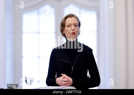 Kuratorin Dr. Barbara Steingießer gibt Einblicke in die Arbeit von Künstler Günther Uecker an den neuen Kirchenfenstern für den Schweriner Dom im Düsseldorfer Goethe-Museum. Den Arbeitsprozess und besondere Ausstellungsstücke dazu präsentiert das Goethe-Museum Düsseldorf in seiner Sonderausstellung Lichtbogen. Düsseldorf, 24.01.2024 NRW Deutschland *** Kuratorin Dr. Barbara Steingießer gibt Einblicke in das Werk des Künstlers Günther Uecker an den neuen Kirchenfenstern für den Schweriner Dom im Goethe-Museum Düsseldorf das Goethe-Museum Düsseldorf präsentiert den Arbeitsprozess und das besondere e Stockfoto
