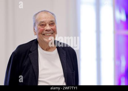 Künstler Günther Uecker 93 gibt Einblicke in seine Arbeit an den neuen Kirchenfenstern für den Schweriner Dom im Düsseldorfer Goethe-Museum. Den Arbeitsprozess und besondere Ausstellungsstücke dazu präsentiert das Goethe-Museum Düsseldorf in seiner Sonderausstellung Lichtbogen. Düsseldorf, 24.01.2024 NRW Deutschland *** der Künstler Günther Uecker 93 gibt Einblicke in seine Arbeit an den neuen Kirchenfenstern für den Schweriner Dom im Goethe-Museum Düsseldorf das Goethe-Museum Düsseldorf präsentiert den Arbeitsprozess und die Sonderausstellungen in seiner Sonderausstellung Lichtbogen Düsseldorf, 24 01 20 Stockfoto