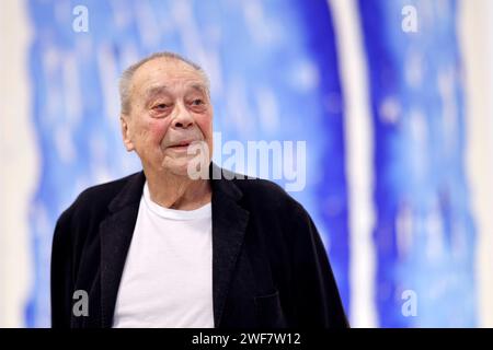 Künstler Günther Uecker 93 gibt Einblicke in seine Arbeit an den neuen Kirchenfenstern für den Schweriner Dom im Düsseldorfer Goethe-Museum. Den Arbeitsprozess und besondere Ausstellungsstücke dazu präsentiert das Goethe-Museum Düsseldorf in seiner Sonderausstellung Lichtbogen. Düsseldorf, 24.01.2024 NRW Deutschland *** der Künstler Günther Uecker 93 gibt Einblicke in seine Arbeit an den neuen Kirchenfenstern für den Schweriner Dom im Goethe-Museum Düsseldorf das Goethe-Museum Düsseldorf präsentiert den Arbeitsprozess und die Sonderausstellungen in seiner Sonderausstellung Lichtbogen Düsseldorf, 24 01 20 Stockfoto
