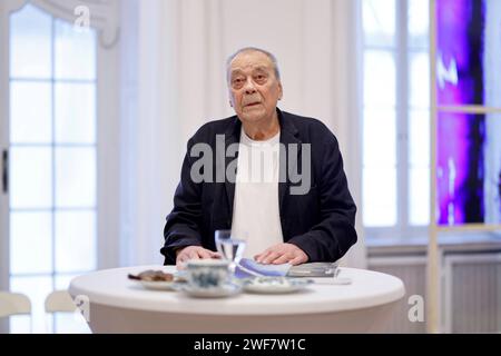 Künstler Günther Uecker 93 gibt Einblicke in seine Arbeit an den neuen Kirchenfenstern für den Schweriner Dom im Düsseldorfer Goethe-Museum. Den Arbeitsprozess und besondere Ausstellungsstücke dazu präsentiert das Goethe-Museum Düsseldorf in seiner Sonderausstellung Lichtbogen. Düsseldorf, 24.01.2024 NRW Deutschland *** der Künstler Günther Uecker 93 gibt Einblicke in seine Arbeit an den neuen Kirchenfenstern für den Schweriner Dom im Goethe-Museum Düsseldorf das Goethe-Museum Düsseldorf präsentiert den Arbeitsprozess und die Sonderausstellungen in seiner Sonderausstellung Lichtbogen Düsseldorf, 24 01 20 Stockfoto